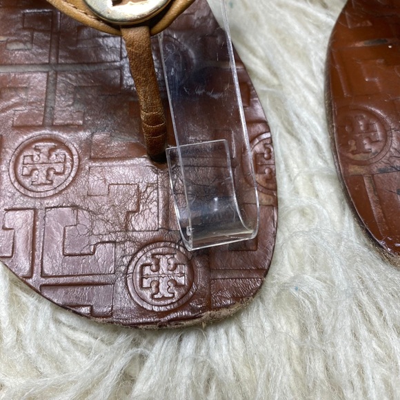 Tory Burch Thora Tan Tumbled Leather Gold Logo Flip Flop Thong Sandal - Picture 7 of 9